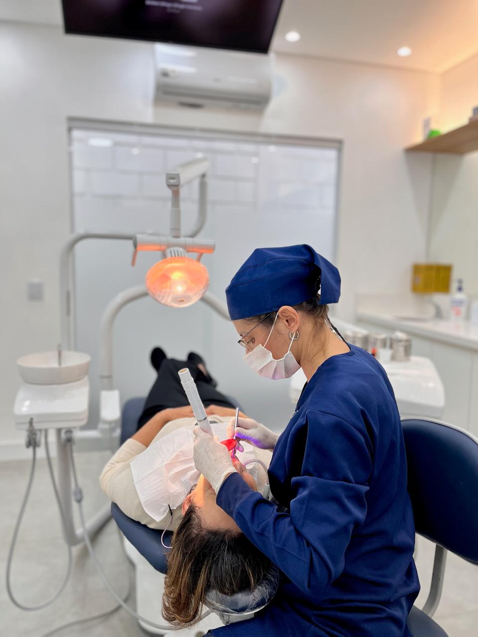 dentista atendendo paciente em osasco
